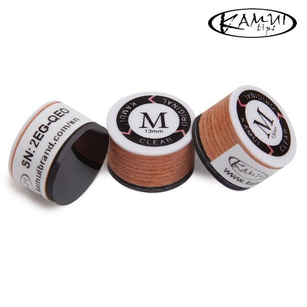 Наклейка для бильярдного кия Kamui Clear Original - многослойная профессиональная наклейка нового поколения. Состоит из восьми слоев высококачественной кожи. В наклейке Kamui Clear Original установлена двухслойная фибра из поликарбоната толщиной 1,3 мм. Верхний черный слой - толщиной 0,5 мм и нижний прозрачный слой - толщиной 0,8 мм. Обладает лучшими игровыми характеристиками и повышенной износоустойчивостью.
Наличие фибры из поликарбоната позволяет исключить возможность негативного воздействия неправильно подобранного клеящего средства на структуру наклейки. Различные виды клея имеют разную консистенцию и проникающую способность, неравномерное проникновение которого может изменить игровые свойства кия. 
В данном случае, при соединении фибры с кожей в фабричных условиях наклейка в значительно большей степени сохраняет характеристики, задуманные самим производителем. Все слои кожи остаются полностью "рабочими".
Фибра имеет идеально гладкую поверхность, что упрощает установку на кий. Также больше нет необходимости тщательно обрабатывать нижний слой перед приклеиванием.